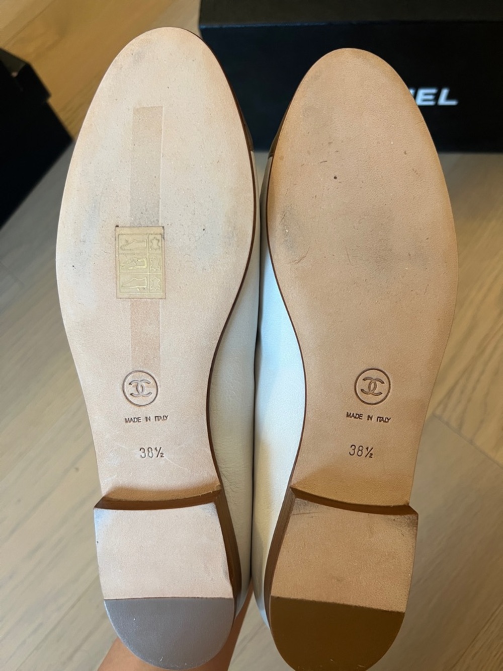 Chanel ballet flats white leather gold cap toe. (EU 38.5/US 8) - Picture 7 of 12